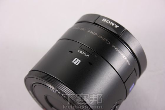NFC还可控制开关机,手机开机后用NFC与QX100碰一下,QX100会自动开机,手机无需再打开App,但必须进入桌面。 NFC还可控制开关机,手机开机后用NFC与QX100碰一下,QX100会自动开机,手机无需再打开App,但必须进入桌面。