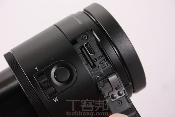 QX100内存卡插槽与microUSB接口集中在了相同位置 QX100内存卡插槽与microUSB接口集中在了相同位置
