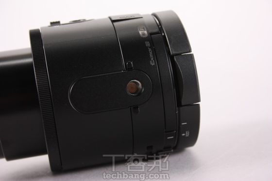 QX100底部的三脚架接口 QX100底部的三脚架接口