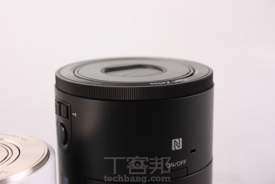 多功能镜头环,可设定为变焦或对焦功能 多功能镜头环,可设定为变焦或对焦功能