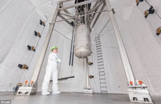 为期90天的大型地下氙探测器实验于30日结束。不幸的是,这项世界上最先进的暗物质搜寻实验最终无果而终。 为期90天的大型地下氙探测器实验于30日结束。不幸的是,这项世界上最先进的暗物质搜寻实验最终无果而终