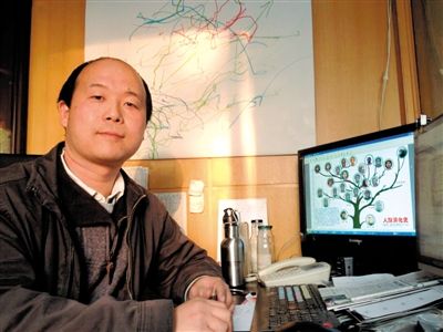 曹操家族DNA研究者李辉,他的电脑桌面上是人类进化图谱。 曹操家族DNA研究者李辉,他的电脑桌面上是人类进化图谱。