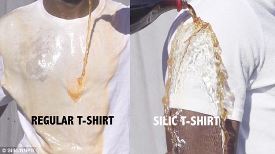 左图显示的是把可乐浇在普通棉T恤上的结果。右图显示的是用Silic材料制成的T恤,因此可乐从它上面滚落下来 左图显示的是把可乐浇在普通棉T恤上的结果。右图显示的是用Silic材料制成的T恤,因此可乐从它上面滚落下来