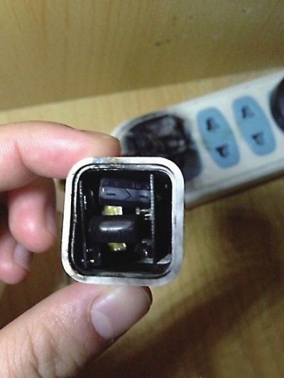 充电器转换头爆炸后烧焦发黑 充电器转换头爆炸后烧焦发黑
