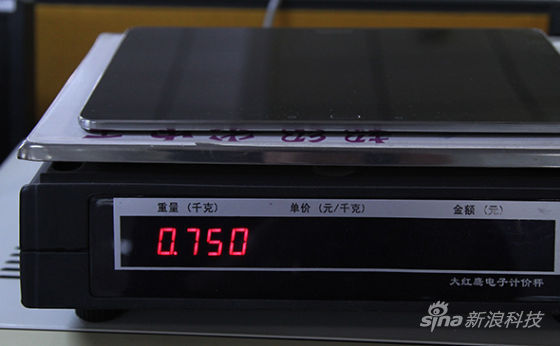 重0.75千克 重0.75千克机身厚度约为8毫米(实际测量会有误差)