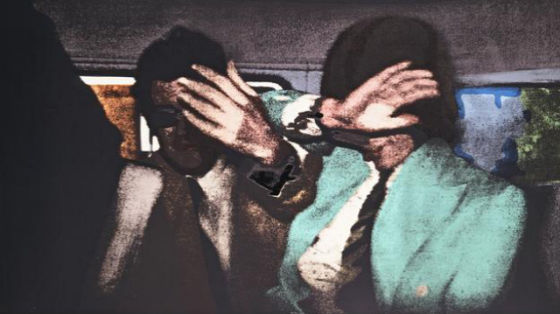 Mick Jagger,滚石乐队创始人之一,由于被指控吸毒,在去往法院的途中用手挡住了脸 Mick Jagger,滚石乐队创始人之一,由于被指控吸毒,在去往法院的途中用手挡住了脸