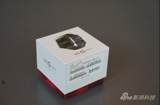 LG G Watch外包装 LG G Watch外包装打开包装盒配件与说明书表盘背后的5个金属充电触点以及充电壳充电中的LG G Watch(左)与三星Gear Live(右)