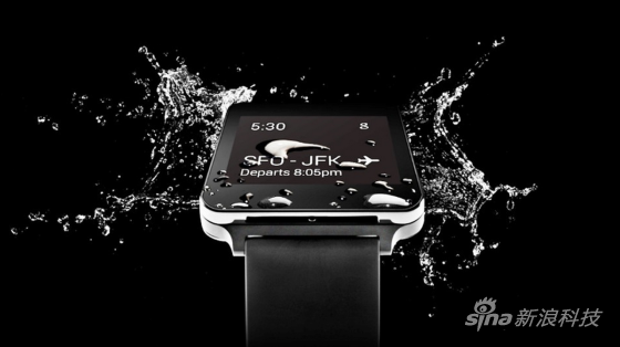 充电中的LG G Watch(左)与三星Gear Live(右)