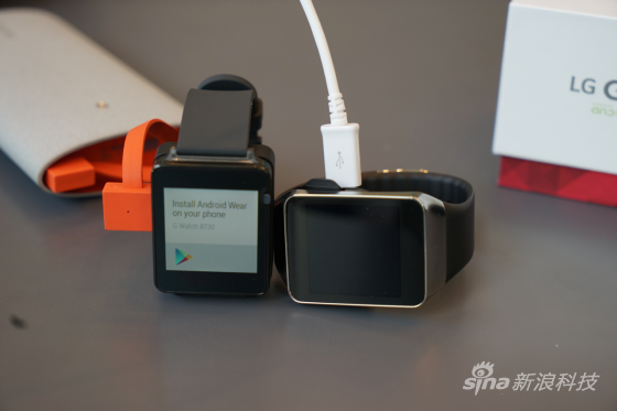 充电中的LG G Watch(左)与三星Gear Live(右) 充电中的LG G Watch(左)与三星Gear Live(右)