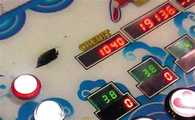 2 下注 扑克牌游戏机面板,黑红桃赔率为3.8,玩家余额为1040分。 2 下注 扑克牌游戏机面板,黑红桃赔率为3.8,玩家余额为1040分。
