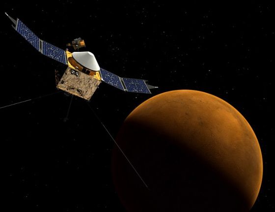 美国宇航局的Maven轨道器即将与火星探测轨道器和“火星奥德赛”号汇合,将于9月21日进入这颗红色行星周围轨道。负责该探测器的科研组已经在为一次调整做准备,以确保这艘飞船不会遭到即将到来的赛丁泉彗星的破坏 美国宇航局的Maven轨道器即将与火星探测轨道器和“火星奥德赛”号汇合,将于9月21日进入这颗红色行星周围轨道。负责该探测器的科研组已经在为一次调整做准备,以确保这艘飞船不会遭到即将到来的赛丁泉彗星的破坏