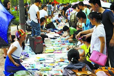 毕业季大学里的跳骚市场 毕业季大学里的跳骚市场