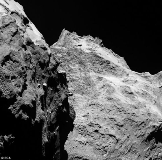 这张照片拍摄于9月5日，距离彗星表面约62公里。左侧图像显示彗核的侧面，而右边则是彗星的“头部”。图像分辨率约为每像素1.1米。可以看到崎岖的崖壁和散落的巨石。