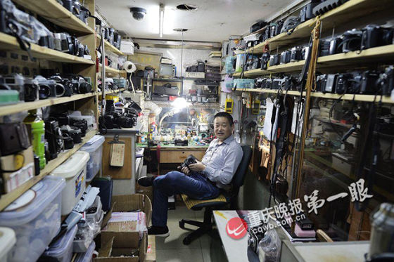 陈亚军活在他的相机世界里 冉文 摄图片来源:重庆晚报第一眼 陈亚军活在他的相机世界里 冉文 摄图片来源:重庆晚报第一眼