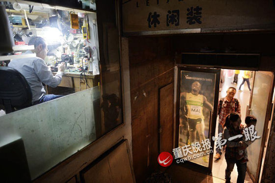 过道旁几平米的小房子是陈亚军的工作室。图片来源:重庆晚报第一眼 过道旁几平米的小房子是陈亚军的工作室。图片来源:重庆晚报第一眼