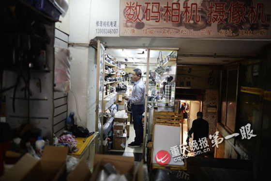 过道旁几平米的小房子是陈亚军的工作室。图片来源:重庆晚报第一眼 过道旁几平米的小房子是陈亚军的工作室。图片来源:重庆晚报第一眼