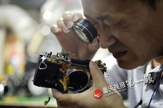 陈亚军对各种老式相机的内部结构悉记于心。图片来源:重庆晚报第一眼 陈亚军对各种老式相机的内部结构悉记于心。图片来源:重庆晚报第一眼