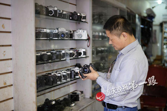 陈师傅的店铺,除了相机零件外,还摆放着他收藏的数十台老式胶片相机。 陈师傅的店铺,除了相机零件外,还摆放着他收藏的数十台老式胶片相机。