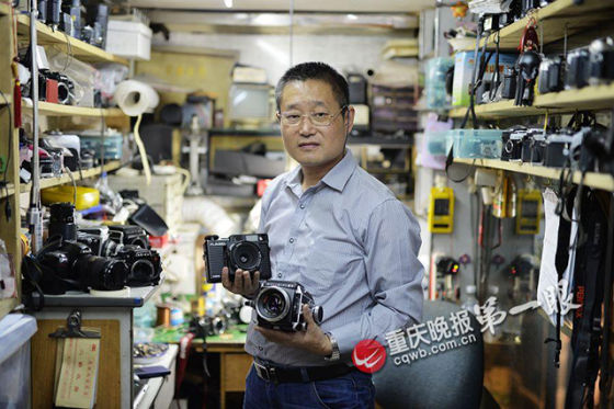 陈亚军手中的老式禄来相机十分具有收藏价值。图片来源:重庆晚报第一眼 陈亚军手中的老式禄来相机十分具有收藏价值。图片来源:重庆晚报第一眼