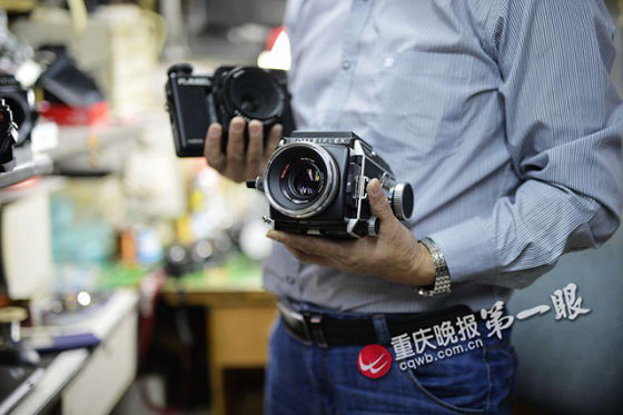 陈亚军手中的老式禄来相机十分具有收藏价值。图片来源:重庆晚报第一眼 陈亚军手中的老式禄来相机十分具有收藏价值。图片来源:重庆晚报第一眼