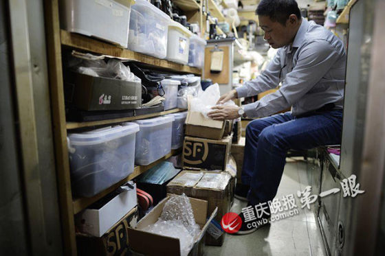 由于前来维修胶片机的人数越来越少,陈亚军在淘宝上开店,面向全国接收维修业务。图片来源:重庆晚报第一眼 由于前来维修胶片机的人数越来越少,陈亚军在淘宝上开店,面向全国接收维修业务。图片来源:重庆晚报第一眼