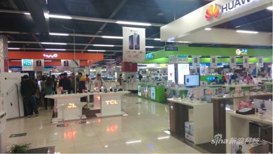 手机卖场里其他手机品牌都没什么人问津,用户大多集中在iPhone6柜台 手机卖场里其他手机品牌都没什么人问津,用户大多集中在iPhone6柜台