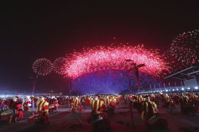 击鼓表演与焰火交相辉映。京华时报记者王海欣摄 击鼓表演与焰火交相辉映。京华时报记者王海欣摄