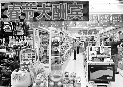 　　　　日本东京秋叶原电器街各家商店已经连续多年张贴中文标语，做好万全准备，欢迎春节长假前来日本旅游的中国观光客 供图/CFP