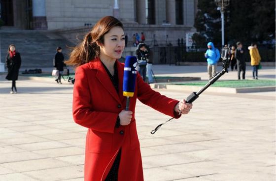 两会美女记者大秀自拍杆
