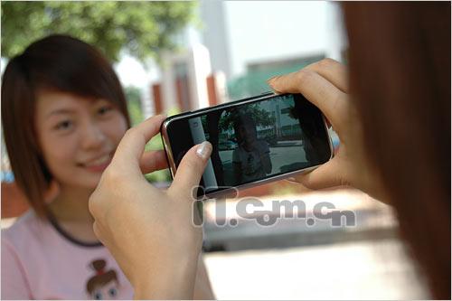 夏日激情 苹果iPhone与两位美女试玩_手机