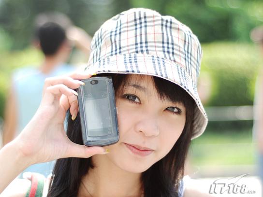 锋芒再现摩托镜面超薄翻盖机V8评测