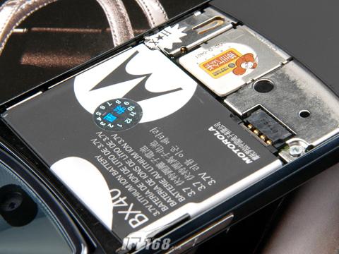 锋芒再现摩托镜面超薄翻盖机V8评测(4)