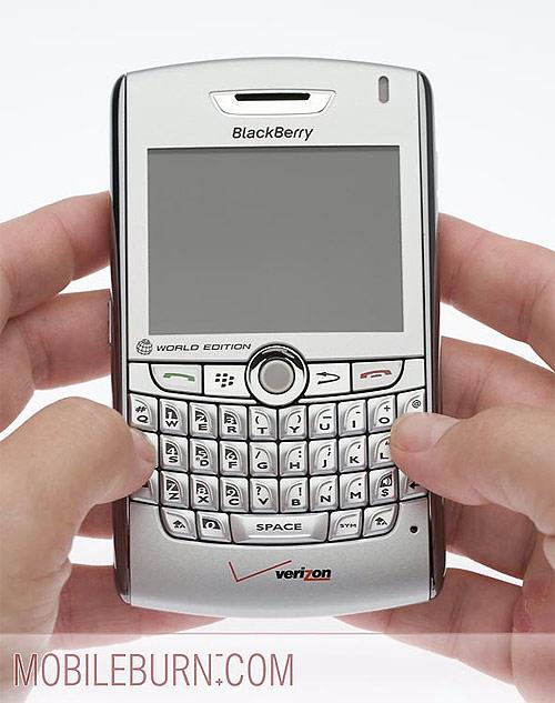 QWERTY键盘 RIM黑莓双模智能8830图赏(4)_