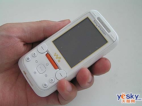 滑盖音乐索爱W830i白色版仅售1899元