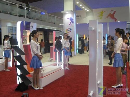 ͨ��չ����չ̨��Ů��Ʒ�ݻ�����ȫ��