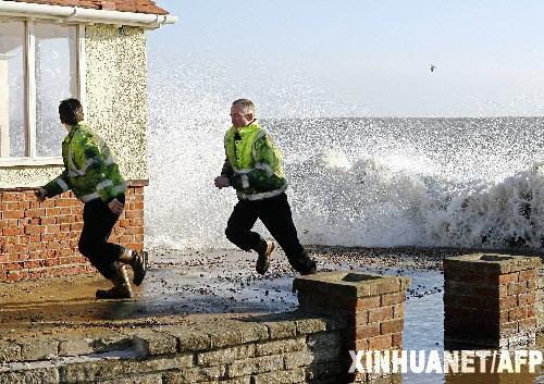 英國躲過50年來最大海潮劫難(組圖)