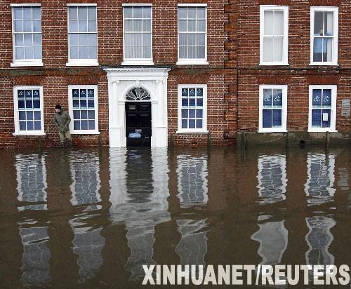 英國躲過50年來最大海潮劫難(組圖)