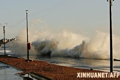 英國躲過50年來最大海潮劫難(組圖)