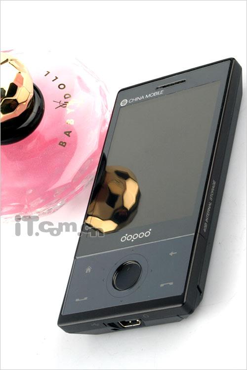 为不破坏"钻石"正面的唯美感,多普达touch diamond的功能按键均为