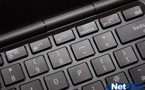 看诺基亚笔记本 Booklet 3G迷你本小玩