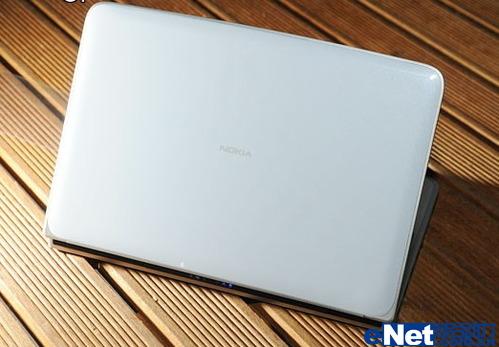看诺基亚笔记本 Booklet 3G迷你本小玩