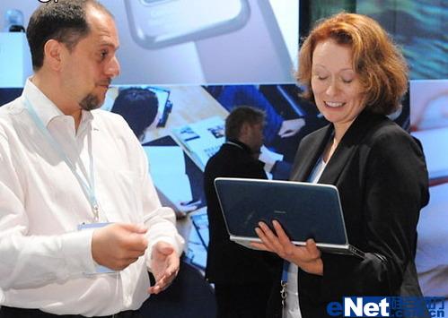 看诺基亚笔记本 Booklet 3G迷你本小玩