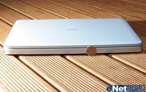 看诺基亚笔记本 Booklet 3G迷你本小玩