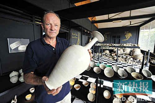 比利时金融投资客吕克·海曼斯展示打捞上来的瓷器 比利时金融投资客吕克·海曼斯展示打捞上来的瓷器