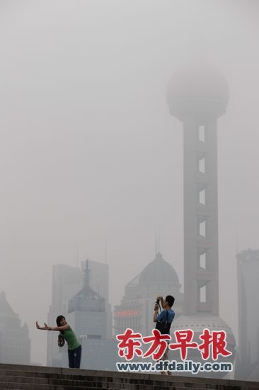 游客在上海外滩拍照。早报记者 徐晓林 图