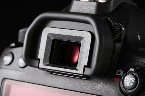 佳能6d光学五棱镜取景器视野率为97%略差于5d iii的100%取景器