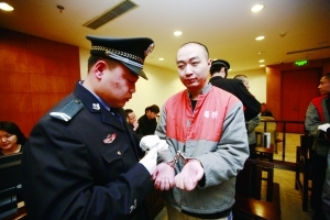 男子钻网游漏洞编外挂赚千万