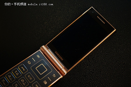 更加轻薄更加精致 三星W2014机身设计