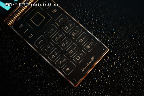 更加轻薄更加精致 三星W2014机身设计