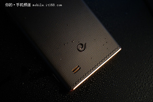 更加轻薄更加精致 三星W2014机身设计